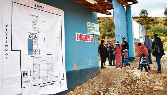 En este colegio de Quichuay, en Huancayo (Jun&iacute;n), polic&iacute;as vigilan el ingreso de personas extra&ntilde;as. Se han reforzado las medidas de seguridad en todo el pa&iacute;s.(Junior Meza / El Comercio)