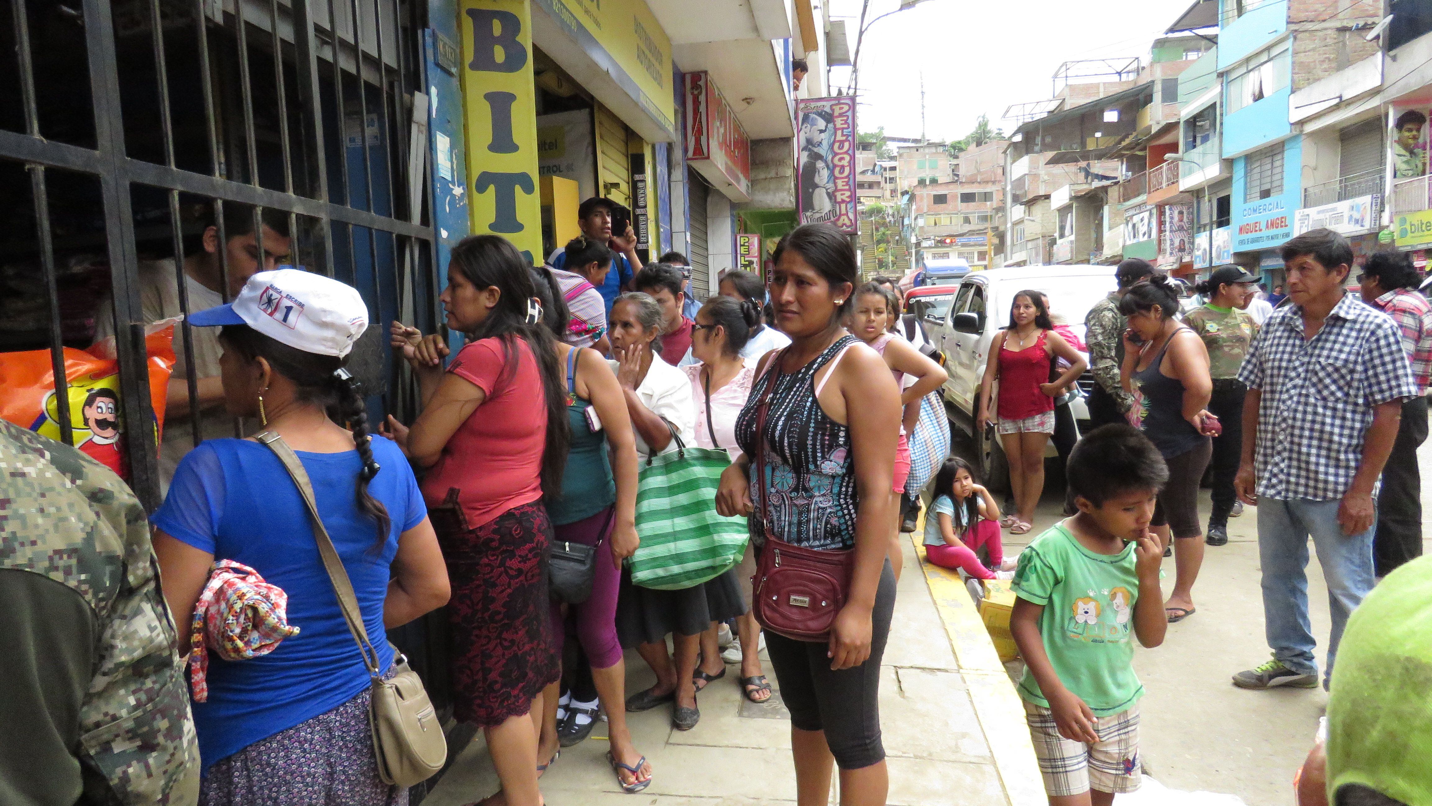 Las personas acudieron hasta los establecimientos comerciales para comprar productos de primera necesidad. (Foto: Jorge Quispe)