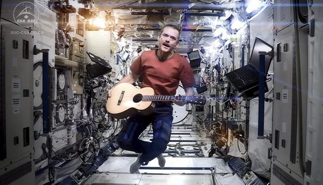 El astronauta canadiense Chris Hadfield interpretando una versión de la canción "Space Oddity" de David Bowie en la Estación Espacial Internacional. (EFE)