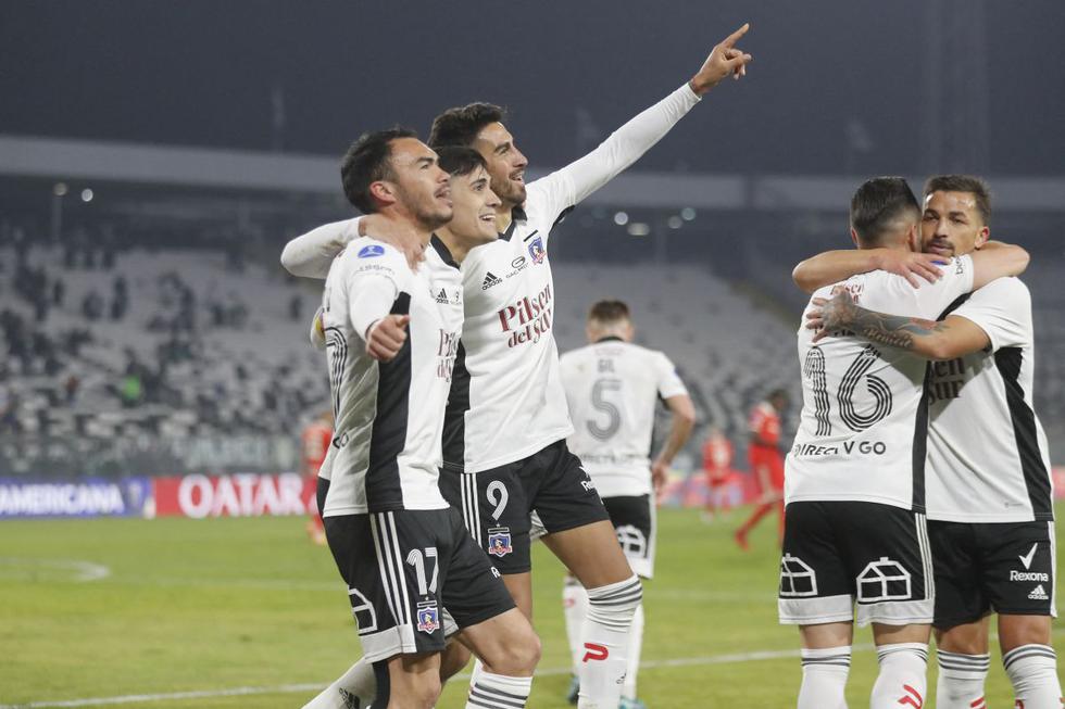 Colo Colo se impuso como local a Inter de Porto Alegre | Foto: AFP