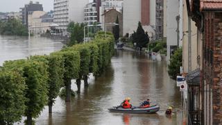 París cierra sitios emblemáticos y el Sena sigue creciendo