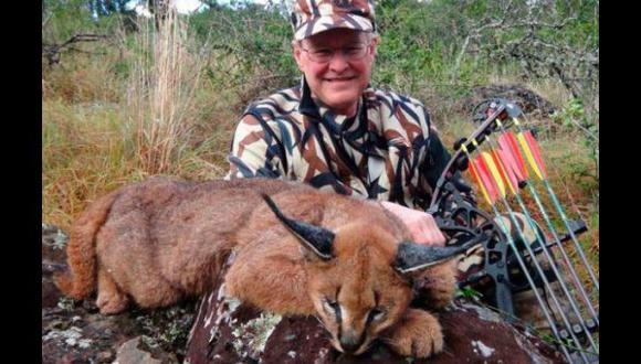 Zimbabue acusa a otro estadounidense de caza ilegal de león