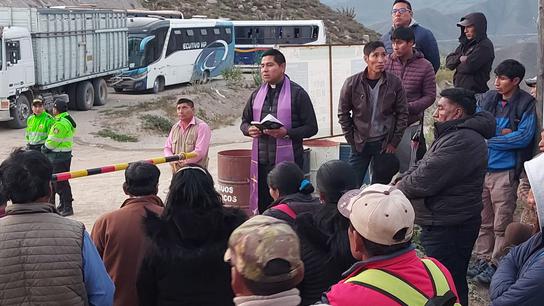Durante el domingo familiares de los fallecidos acudieron a la mina para obtener respuestas.
