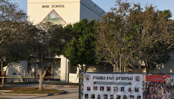 La escuela secundaria Marjory Stoneman Douglas de Florida dos semanas después de que 17 personas murieran en un tiroteo del ex alumno Nikolas Cruz, que dejó 17 muertos y 15 heridos el 14 de febrero de 2018. (Foto de RHONA WISE / AFP)