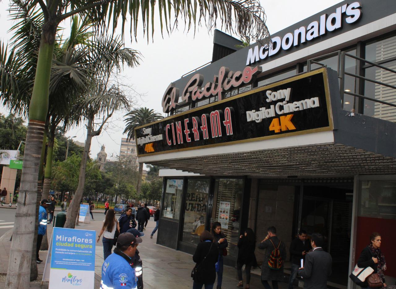 Miraflores clausuró el cine El Pacífico por incumplir medidas de seguridad. Se ubica cerca del parque Kennedy. (Foto: Difusión)