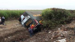 Bus interprovincial se volcó en Trujillo dejando 20 heridos