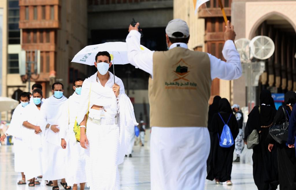 Un grupo de peregrinos partes después de circular alrededor de la Kaaba, el santuario más sagrado del Islam, en el centro de la Gran Mezquita en la ciudad sagrada de La Meca, al comienzo de la peregrinación anual Hajj musulmán. (Foto por STR / AFP)