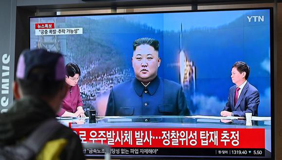 Un hombre mira una pantalla de televisión que muestra una transmisión de noticias con imágenes de archivo del líder de Corea del Norte, Kim Jong Un, en la estación de tren de Seúl en Seúl el 31 de mayo de 2023. (Foto de Jung Yeon-je / AFP)