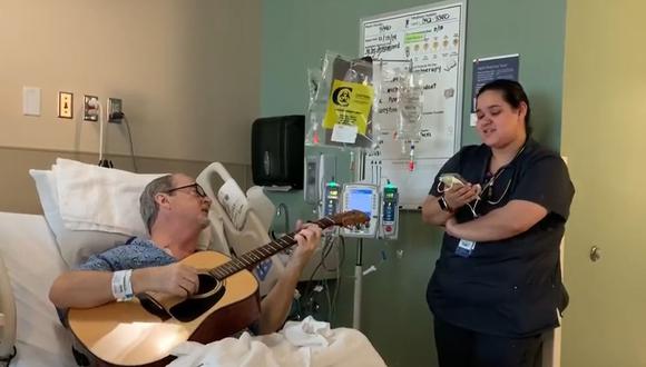 Un paciente de cáncer y su enfermera protagonizaron un emotivo video en el que se ve a ambos cantando a dúo una canción de Navidad | Foto: Captura de Facebook / Brandi Mykle Leath