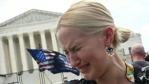 Una partidaria en favor del aborto llora frente a la Corte Suprema de Estados Unidos, el 24 de junio de 2022. (OLIVIER DOULIERY / AFP).