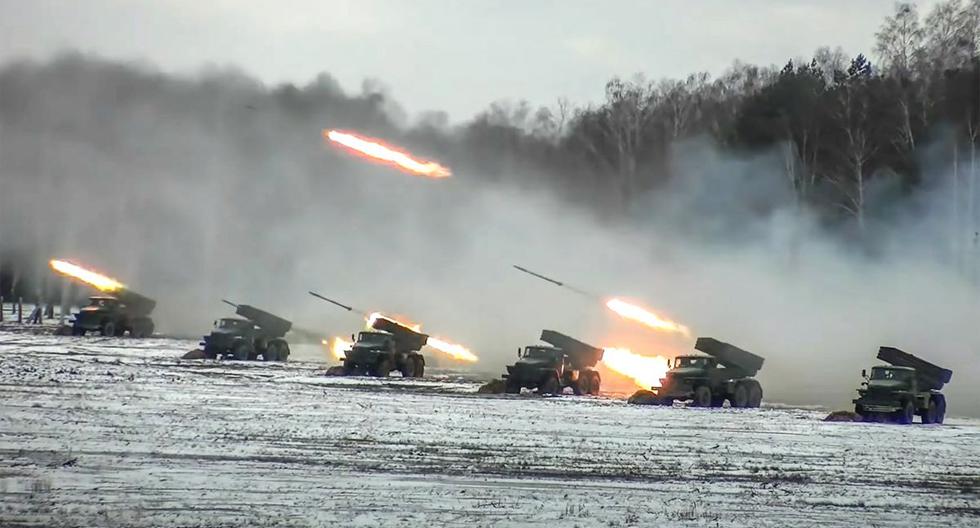 Lanzacohetes disparando en un campo cubierto de nieve durante ejercicios conjuntos de las fuerzas armadas de Rusia y Bielorrusia cerca de Ucrania. (AFP).