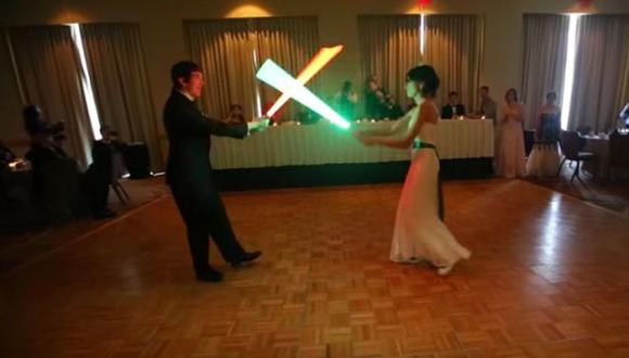 Recién casados tuvieron duelo con sables de Star Wars en boda