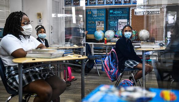 Los estudiantes asisten a la Escuela Católica St. Lawrence en el norte de Miami.