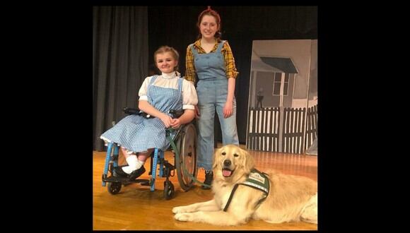 Erin Bischoff y su perro de servicio participaron de una adaptación teatral de "El mago de Oz". (@gauge_thewonder_dog)