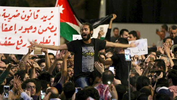 Los sindicatos jordanos convocaron el pasado miércoles una exitosa e histórica huelga general en contra del proyecto de ley y miles de ciudadanos se han manifestado en las calles en las últimas noches para pedir la dimisión del jefe del Ejecutivo, una situación que no se vive desde 2011. (Foto: AFP/Khalil Mazraawi)