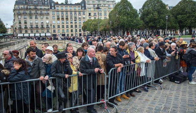 Franceses formaron largas filas esperando su turno para despedirse del expresidente, Jacques Chirac. (Foto: EFE)