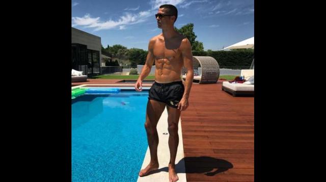 La estrella del Real Madrid, Cristiano Ronaldo, en la piscina de su casa. (Foto: Redes Sociales)
