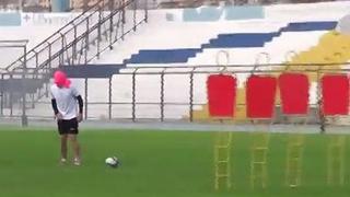 ¿Genialidad o suerte? golazo de tiro libre con rostro cubierto