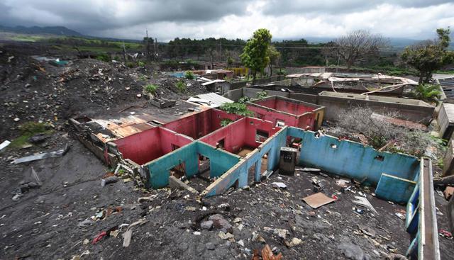 Para ayudar a los damnificados, el presidente Jimmy Morales entregó el pasado 15 de mayo a 168 familias, de las 1.000 que se vieron afectadas, las escrituras de sus nuevas viviendas.&nbsp;(Foto: AFP)