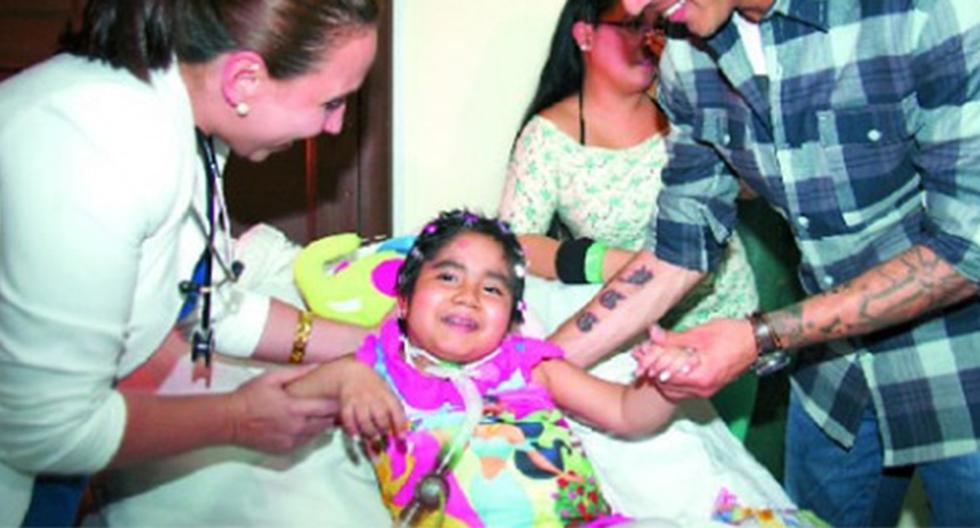 Paolo Guerrero visitó en 2011 a la pequeña Romina Cornejo, víctima de la delincuencia común y por lo cual quedó cuadrapléjica tras el incidente. Este 4 de febrero de 2016 dejó de existir (Foto: La República)