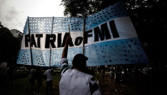 Manifestantes protestan contra los acuerdos que se realizan con el FMI, en Buenos Aires (Argentina). (Foto: archivo/ EFE/ Juan Ignacio Roncoroni).