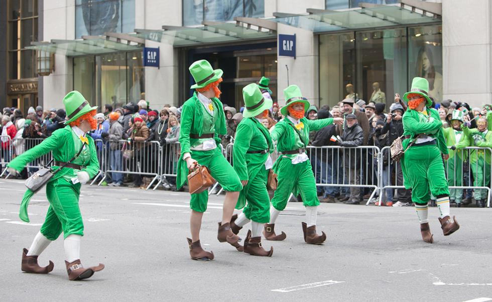 ¡Las fiestas por el Día de San Patricio ya iniciaron! Varios países se han sumado a esta celebración, la cual conmemora al santo patrón de Irlanda. Las personas se visten de verde para disfrutar de la cerveza, comida y la música irlandesa. En la siguiente galería, conoce cómo se festeja en distintos países.(Foto: Shutterstock)