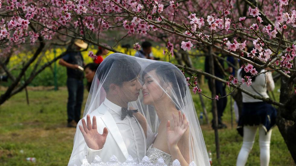 Una pareja de recien casados en el parque Wenzhou, en China. (Foto: Reuters)