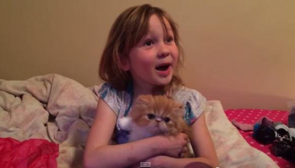 YouTube: La niña más feliz del mundo por tener un gatito