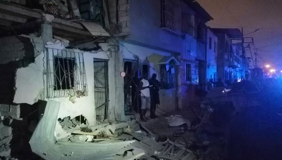 Esta foto del folleto publicada el 14 de agosto de 2022 por @cupsfire_gye muestra casas destruidas en una explosión, que el gobierno ecuatoriano atribuye al crimen organizado, en el sur de Guayaquil, Ecuador, el 14 de agosto de 2022.  (Foto de Camilo Andres LEON PE A / @CupsFire gye / AFP)