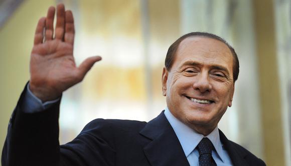 El primer ministro de Italia, Silvio Berlusconi, saluda a los medios de comunicación después de una declaración de prensa en Bucarest, el 30 de mayo de 2011. (Foto de Daniel MIHAILESCU / AFP).