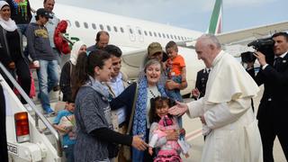 El Papa visitó Lesbos y se llevó 12 refugiados sirios a Roma