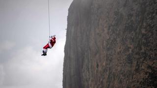 Río de Janeiro: Papá Noel “vuela” de un cerro a otro en el Pan de Azúcar | FOTOS