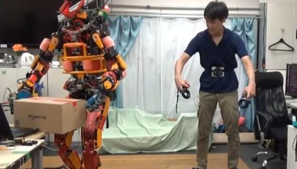 El robot cargando una caja mientras es controlado por su operario. (Foto: captura YouTube)