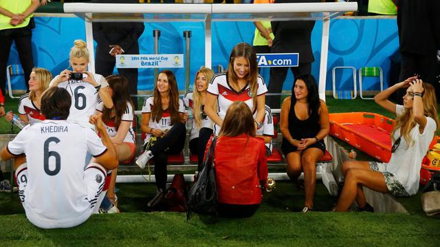 Alemania campeón: las novias e hijos se unen en los festejos   - 1