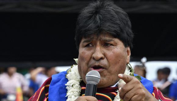 El expresidente de Bolivia (2006-2019) Evo Morales, con guirnaldas de flores y hojas de coca, pronuncia un discurso durante una reunión política con motivo del 28 aniversario del partido gobernante Movimiento al Socialismo (MAS), en Ivirgarzama, en la coca- creciente provincia rural del Chapare, departamento de Cochabamba, en el centro de Bolivia, el 26 de marzo de 2023 (Foto: Aizar RALDES / AFP)