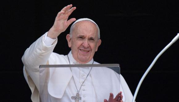 El papa Francisco ofrece la oración del Ángelus dominical desde la ventana de su estudio con vista a la Plaza de San Pedro en el Vaticano. (Foto de Vatican Media / VATICAN MEDIA / AFP).