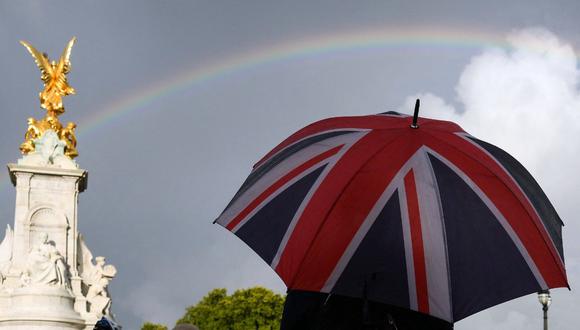 Un arcoíris apareció sobre el Palacio de Buckingham antes del anuncio de la muerte de Isabel II. (Foto: Daniel Leal / AFP)