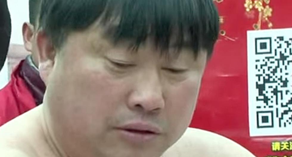 Este hombre en China dejará frío a cualquiera que lo vea, por algo le dicen el \"Oso polar\". (Foto: YouTube)