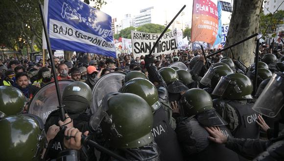 Miembros de la Gendarmería Nacional Argentina (GNA) se enfrentan con manifestantes frente al Congreso, en Buenos Aires, el 1 de febrero de 2024. (Foto de JUAN MABROMATA / AFP)