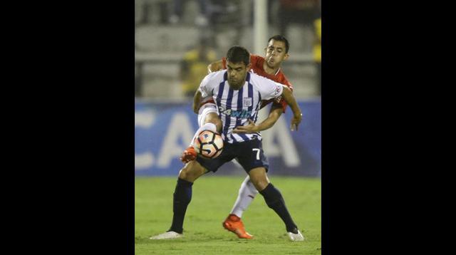Luis Aguiar ante Diego Rodriguez en duelo por Sudamericana. (Foto: AFP/Reuters)