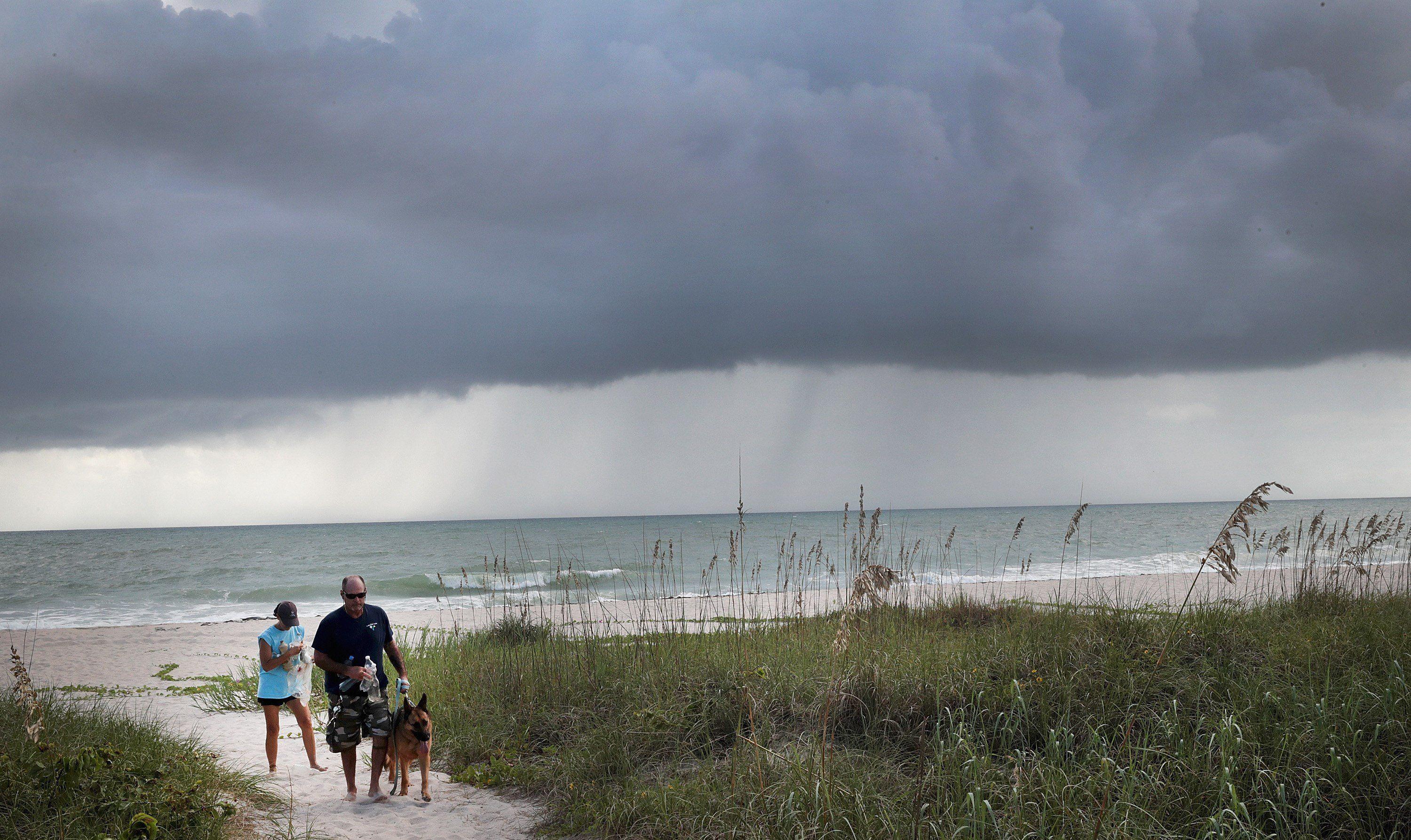 Las nubes se mueven hacia la costa a medida que el huracán Dorian se acerca a Estados Unidos cerca de Fort Pierce, Florida. (Scott Olson / Getty Images / AFP).
