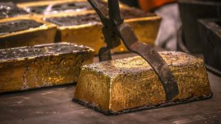 Precio del oro sube por crisis en Ucrania; alza de rendimientos frena ganancias