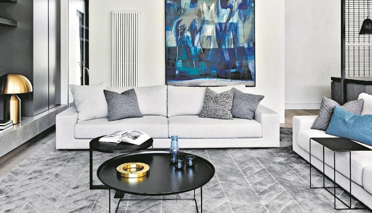 En una casa con aire masculino integra sofás de tapices que tengan poca textura, como lino o chenille. Opta por colores enteros y en tonos blancos o grises. (Foto: Mim Design)