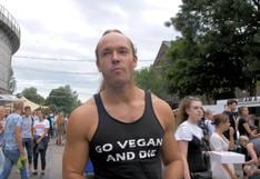 Facebook: comió carne cruda en evento vegano a modo de protesta [VIDEO]