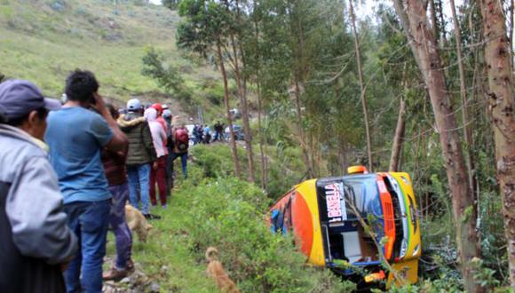 Un ómnibus de la empresa de transporte Caminos del Inca se volcó de un puente en la ciudad de Lacabamba, en la provincia de Pallasca (Foto: Facebook)
