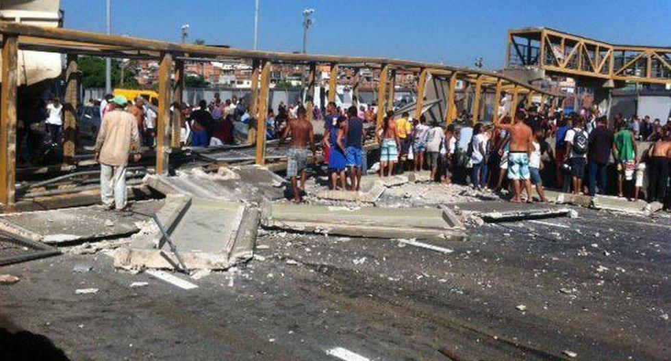 Los bomberos buscan a personas atrapadas entre los escombros de la estructura. (Foto: @COMANDO_SP)