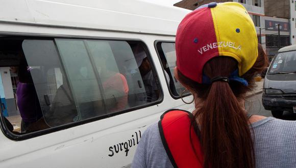Una inmigrante venezolana vende refrescos mientras los vehículos se detienen en un semáforo en Lima, Perú, el 4 de abril de 2019. (CRIS BOURONCLE / AFP).