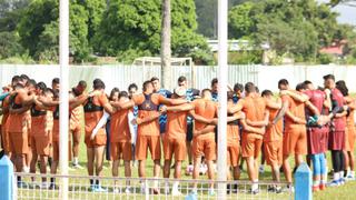 Un arquero boliviano de 16 años recibió siete goles en su debut y jugadores rivales lo consolaron