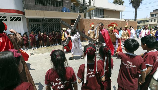 Más de 300 escolares participaron en representación del Vía Crucis junto a Mario Valencia, también conocido como el 'Cristo cholo' por sus tradicional escenificación.  (Foto: Rolly Reyna / El Comercio)