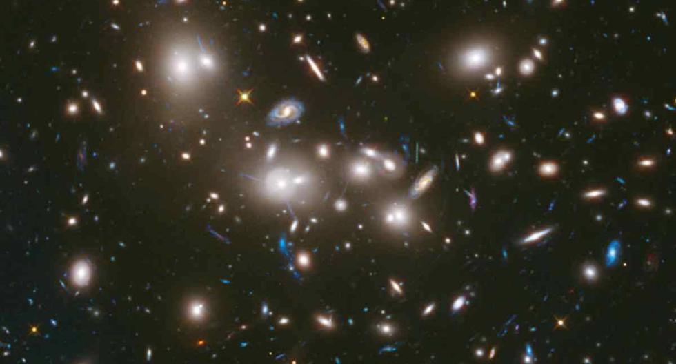 Los *astrónomos* utilizaron ráfagas rápidas de radio para hallar "*_materia perdida_*" en el *vasto espacio entre las estrellas y las galaxias*. (Foto: NASA) | Referencial
